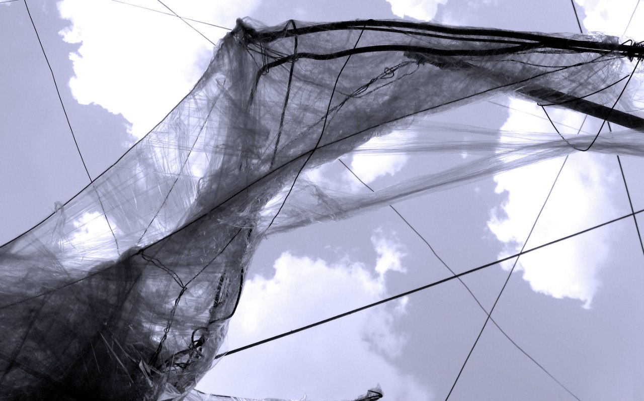 Садан, Бруд, 2012, фрагмент інсталяції на терасі арт-центру Я Галерея, дріт, поліетилен